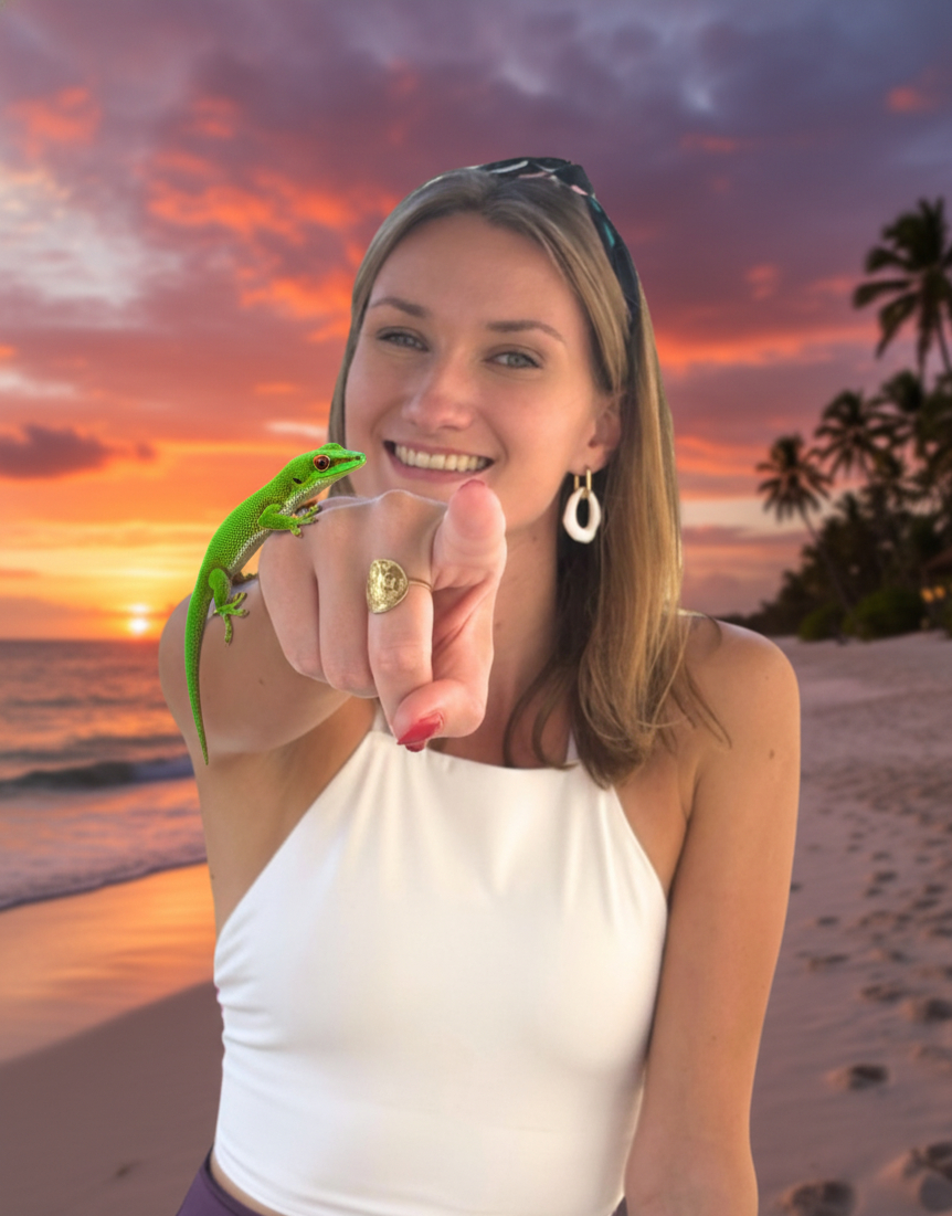 Camille Duffossez à la plage avec un gecko